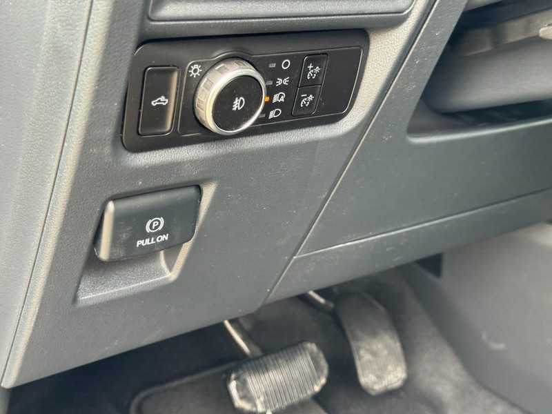 Ford F-150 Vehicle Full-screen Gallery Image 14