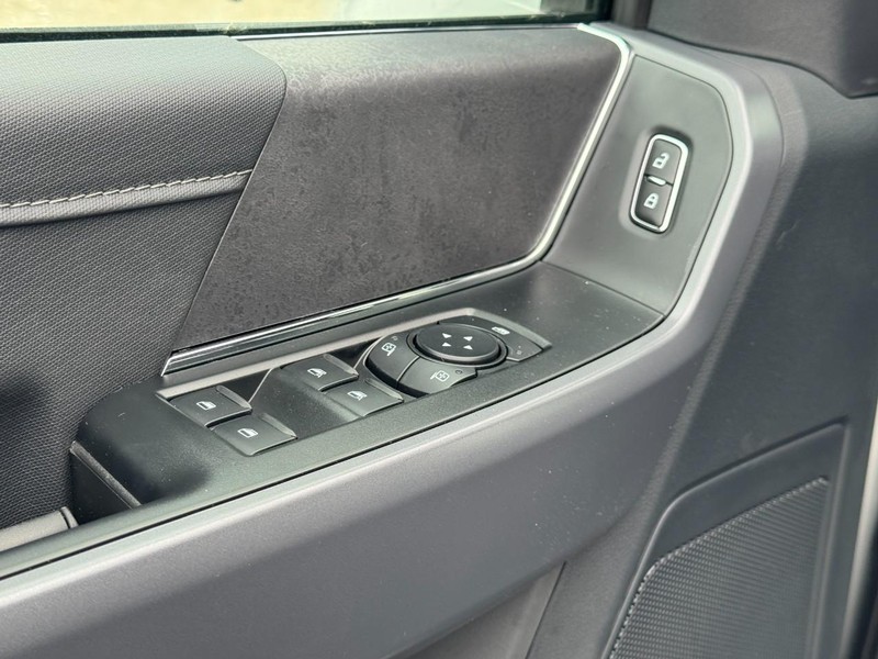 Ford F-150 Vehicle Full-screen Gallery Image 13