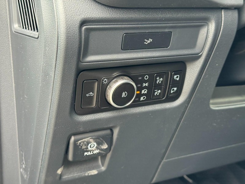 Ford F-150 Vehicle Full-screen Gallery Image 15