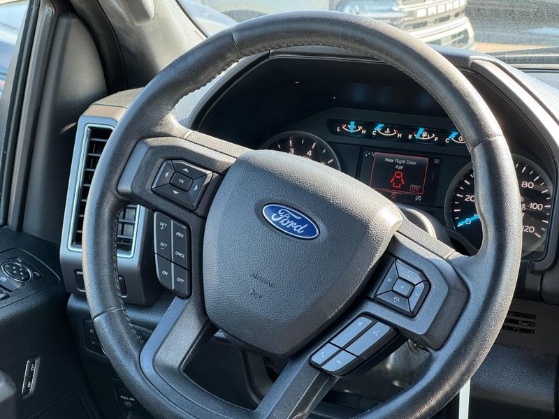 Ford F-150 Vehicle Full-screen Gallery Image 12