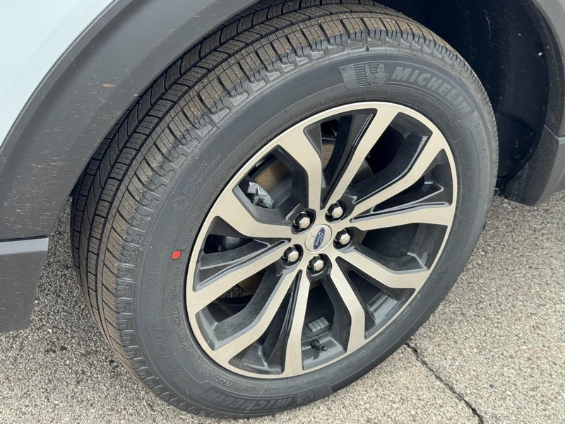 Ford Explorer Vehicle Full-screen Gallery Image 5