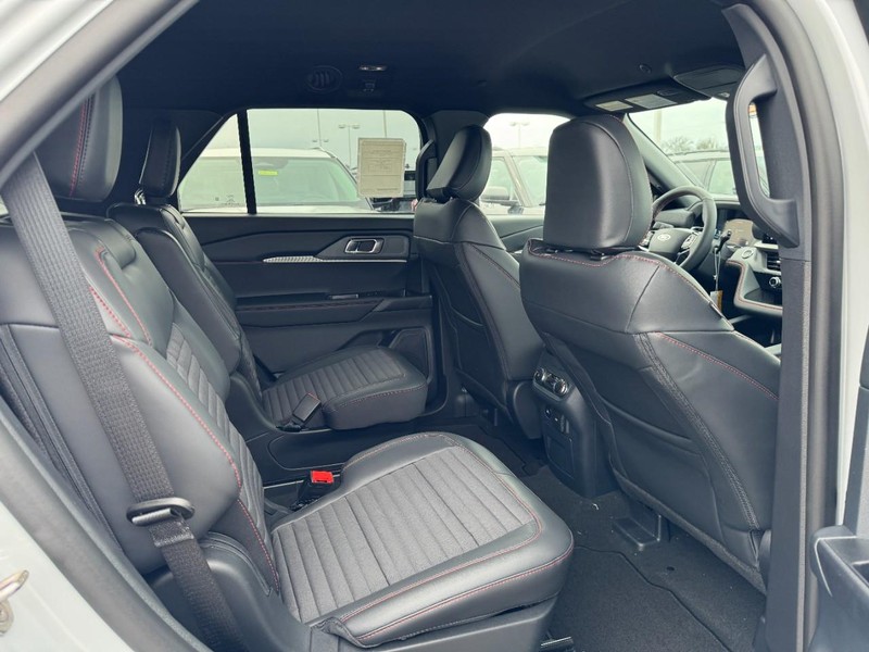 Ford Explorer Vehicle Full-screen Gallery Image 6
