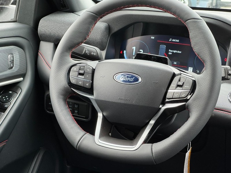 Ford Explorer Vehicle Full-screen Gallery Image 9