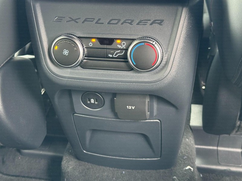 Ford Explorer Vehicle Full-screen Gallery Image 12