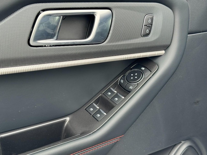 Ford Explorer Vehicle Full-screen Gallery Image 13