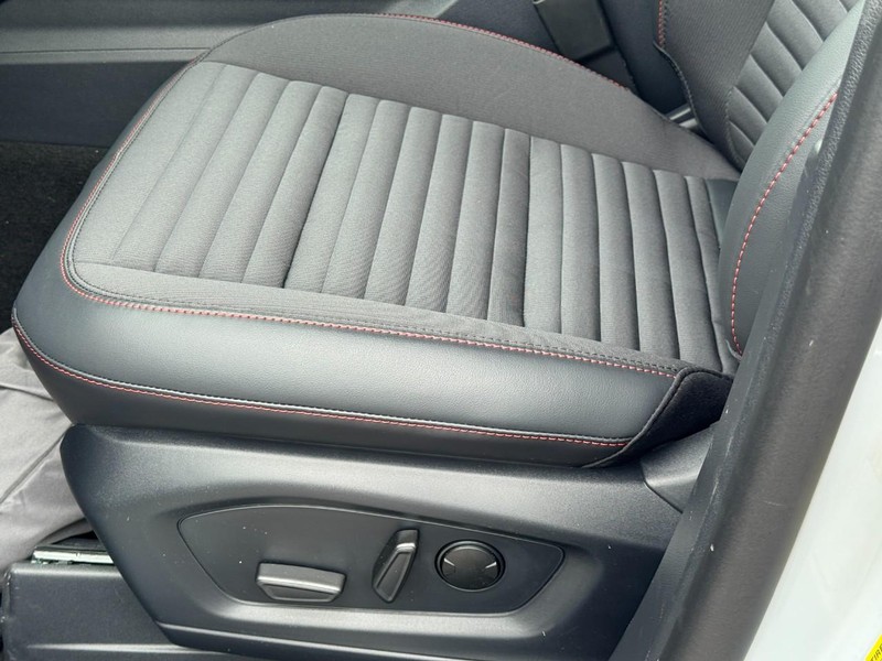 Ford Explorer Vehicle Full-screen Gallery Image 14