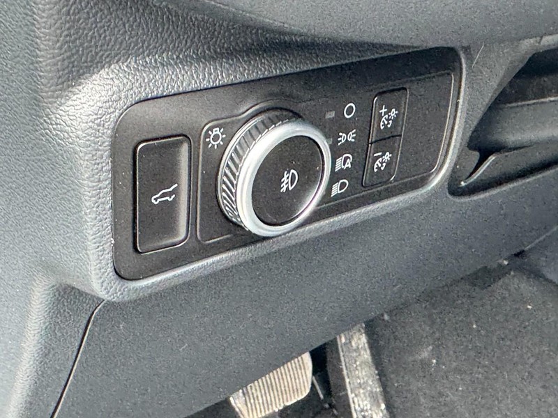 Ford Explorer Vehicle Full-screen Gallery Image 15