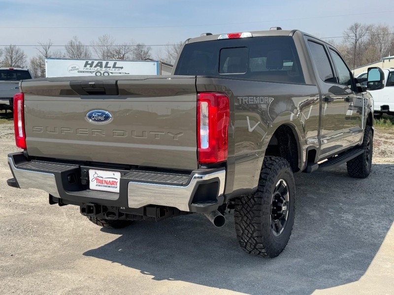 Ford Super Duty F-350 SRW Vehicle Full-screen Gallery Image 3