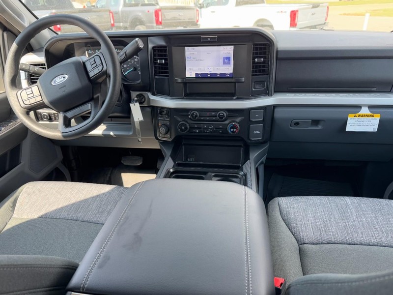 Ford Super Duty F-350 SRW Vehicle Full-screen Gallery Image 6