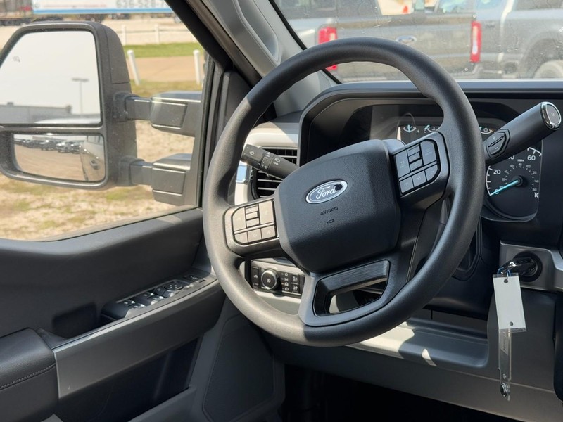 Ford Super Duty F-350 SRW Vehicle Full-screen Gallery Image 7