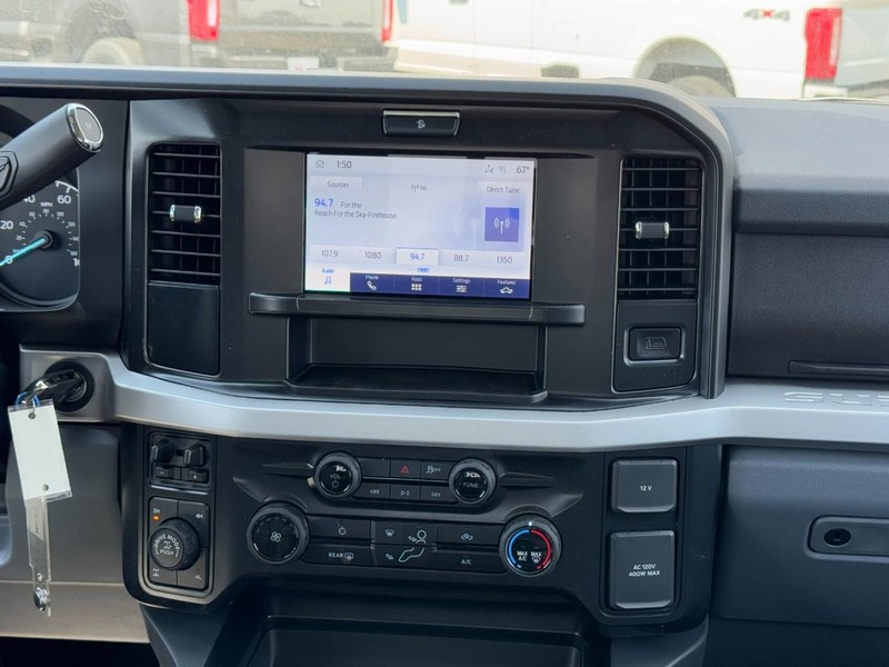 Ford Super Duty F-350 SRW Vehicle Full-screen Gallery Image 8