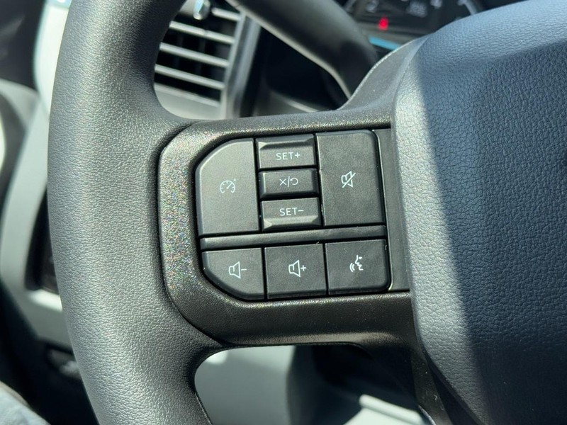 Ford Super Duty F-350 SRW Vehicle Full-screen Gallery Image 10