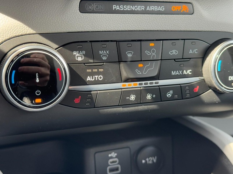 Ford Escape Vehicle Full-screen Gallery Image 12