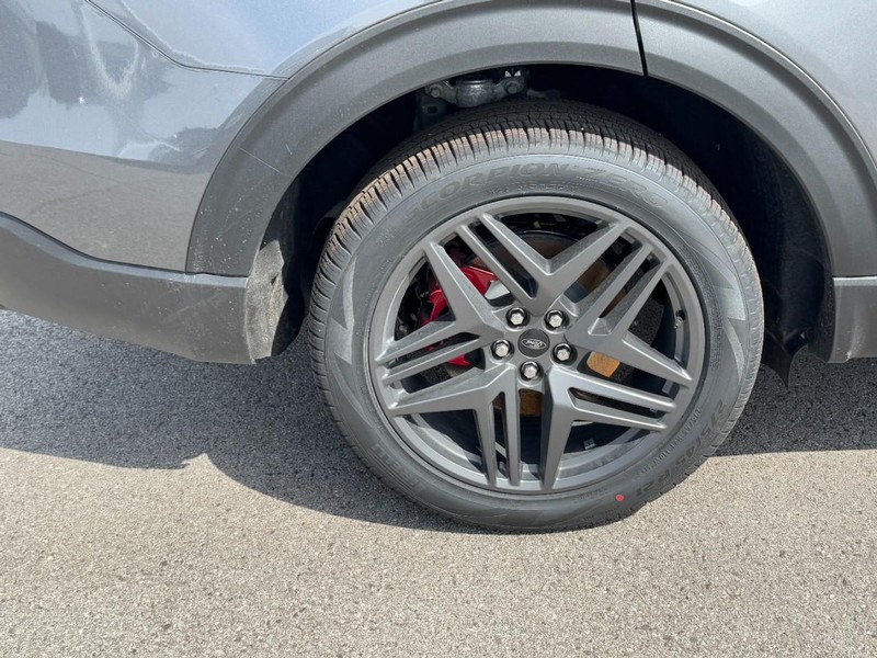 Ford Explorer Vehicle Full-screen Gallery Image 3