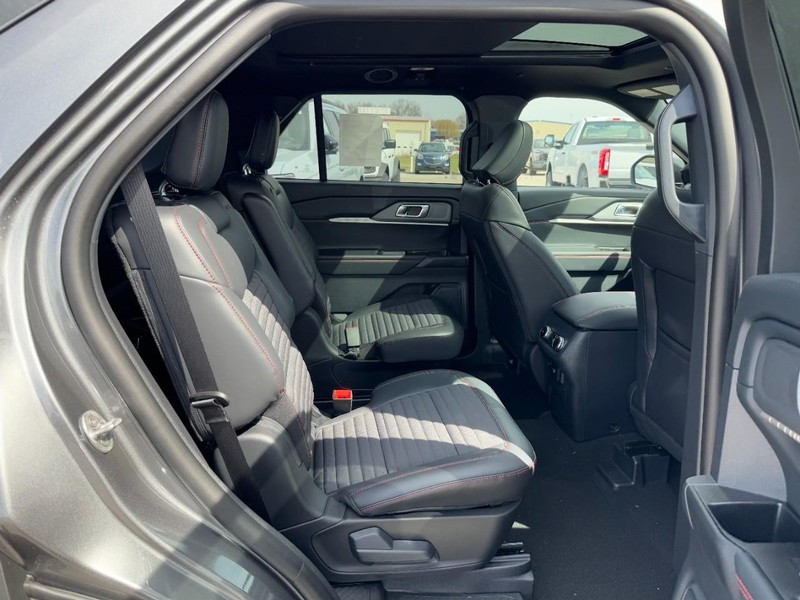 Ford Explorer Vehicle Full-screen Gallery Image 4