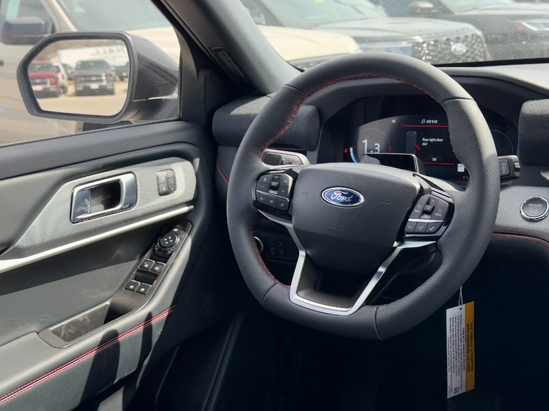 Ford Explorer Vehicle Full-screen Gallery Image 6