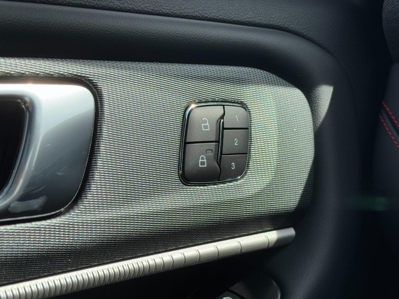 Ford Explorer Vehicle Full-screen Gallery Image 9