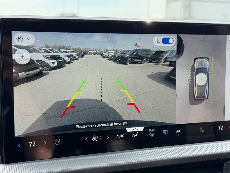 Ford Explorer Vehicle Full-screen Gallery Image 14