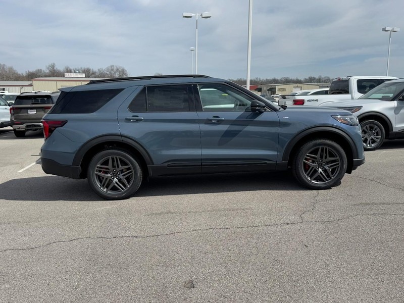 Ford Explorer Vehicle Full-screen Gallery Image 2