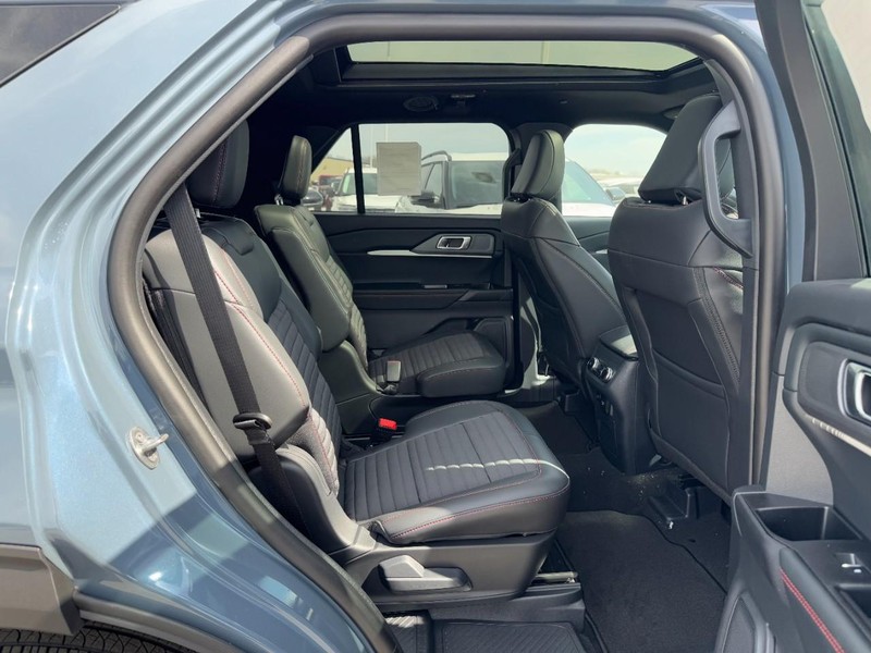 Ford Explorer Vehicle Full-screen Gallery Image 5