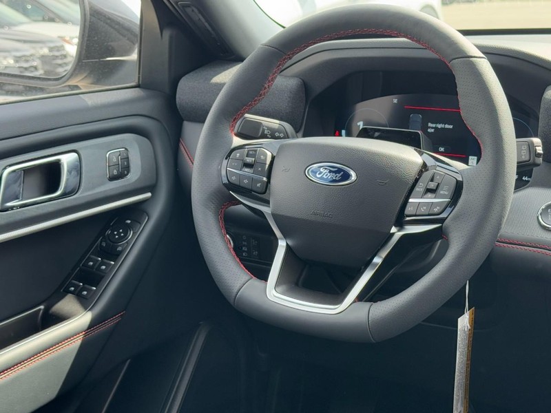 Ford Explorer Vehicle Full-screen Gallery Image 7