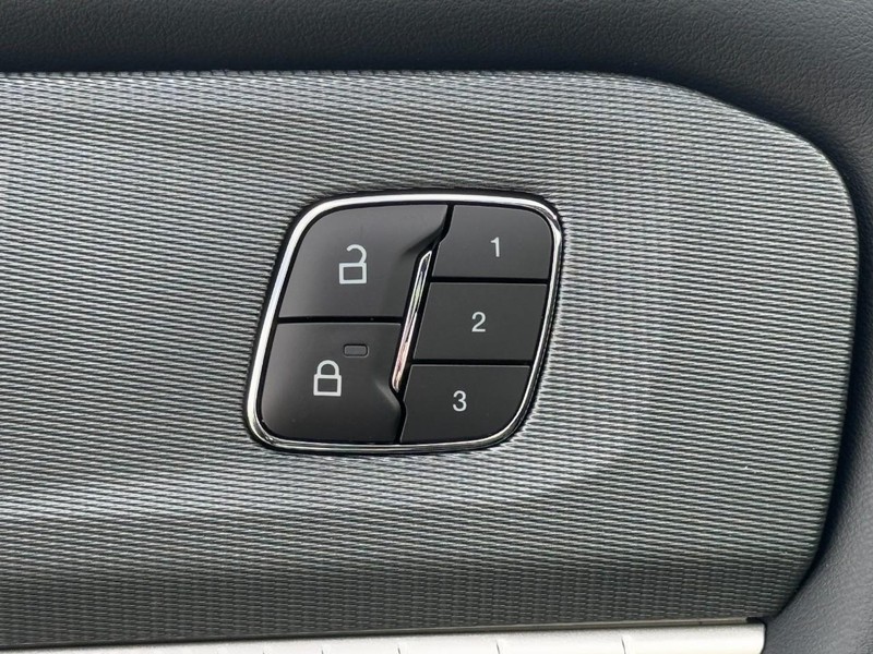 Ford Explorer Vehicle Full-screen Gallery Image 10