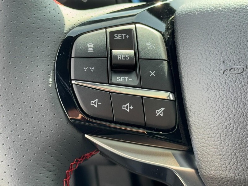 Ford Explorer Vehicle Full-screen Gallery Image 11