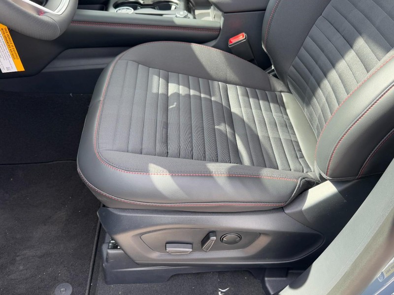 Ford Explorer Vehicle Full-screen Gallery Image 16