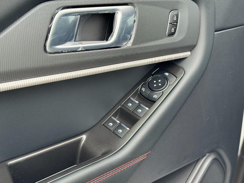 Ford Explorer Vehicle Image 14