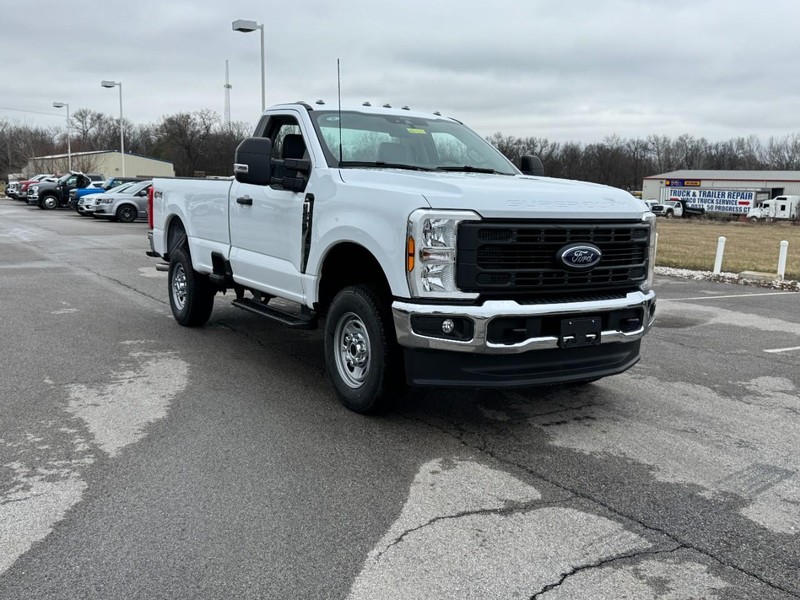Ford Super Duty F-250 SRW Vehicle Full-screen Gallery Image 2