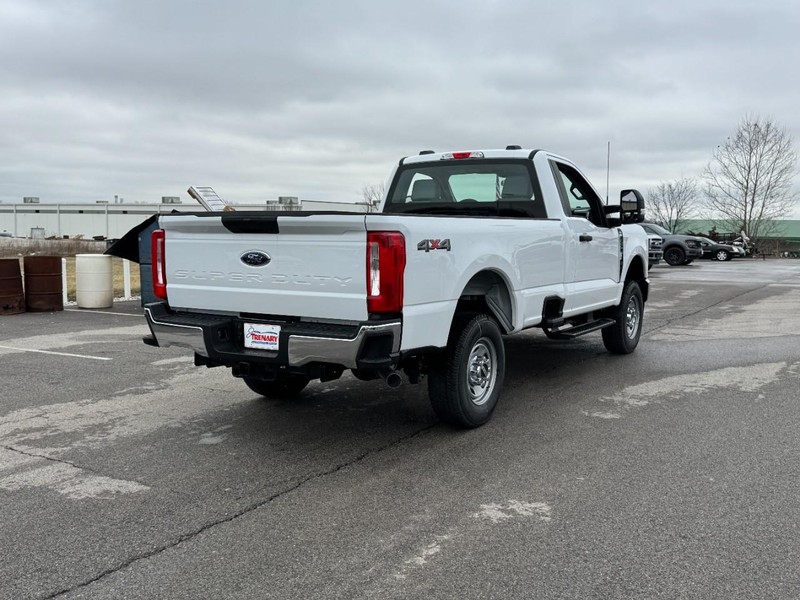 Ford Super Duty F-250 SRW Vehicle Full-screen Gallery Image 3
