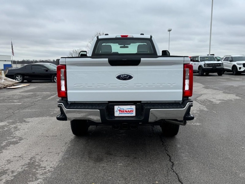 Ford Super Duty F-250 SRW Vehicle Full-screen Gallery Image 4
