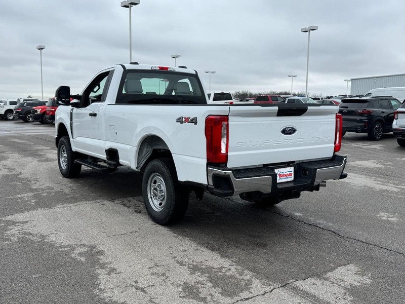 Ford Super Duty F-250 SRW Vehicle Full-screen Gallery Image 5