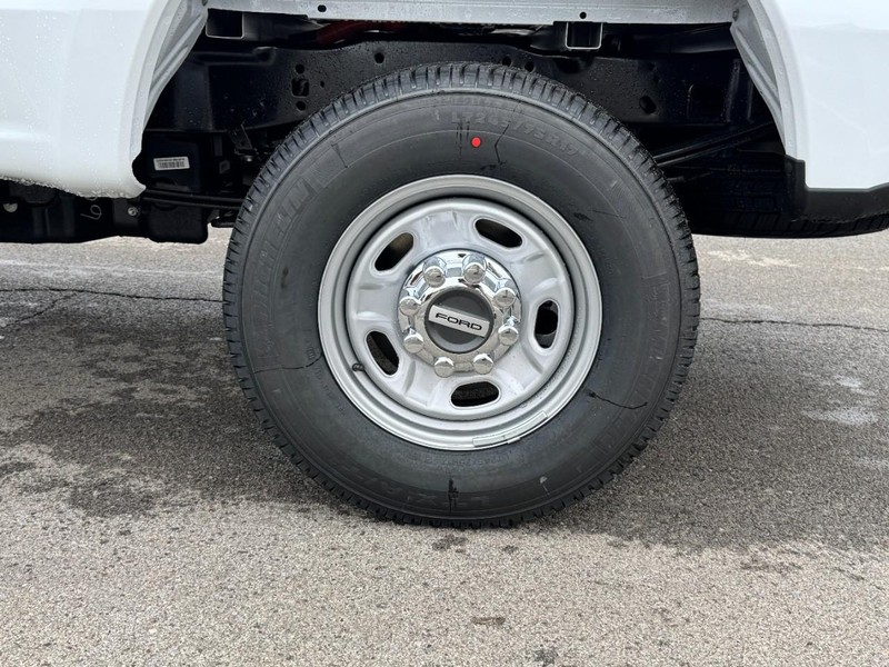 Ford Super Duty F-250 SRW Vehicle Full-screen Gallery Image 6