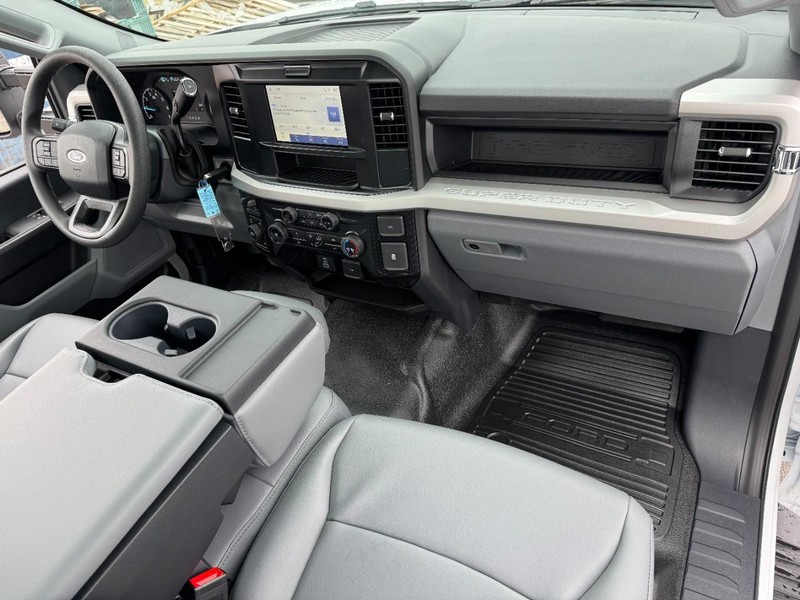 Ford Super Duty F-250 SRW Vehicle Full-screen Gallery Image 9