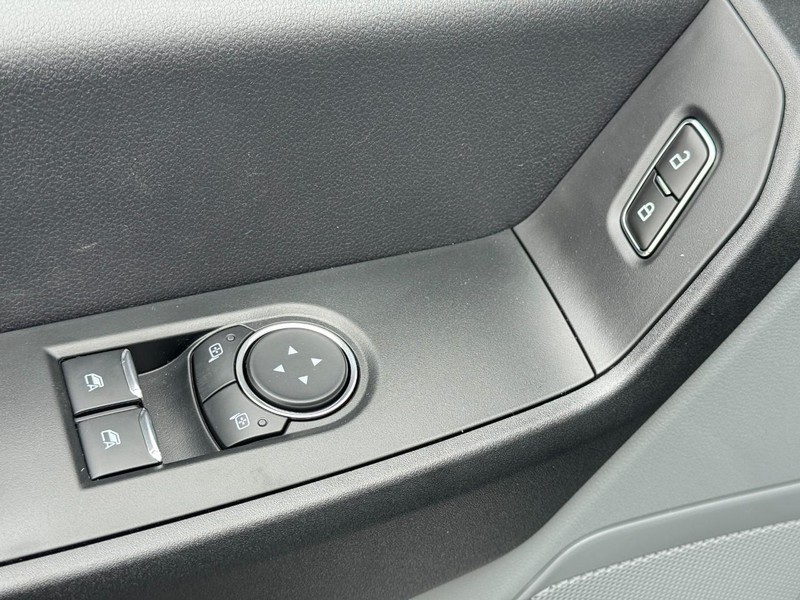 Ford Super Duty F-250 SRW Vehicle Full-screen Gallery Image 10