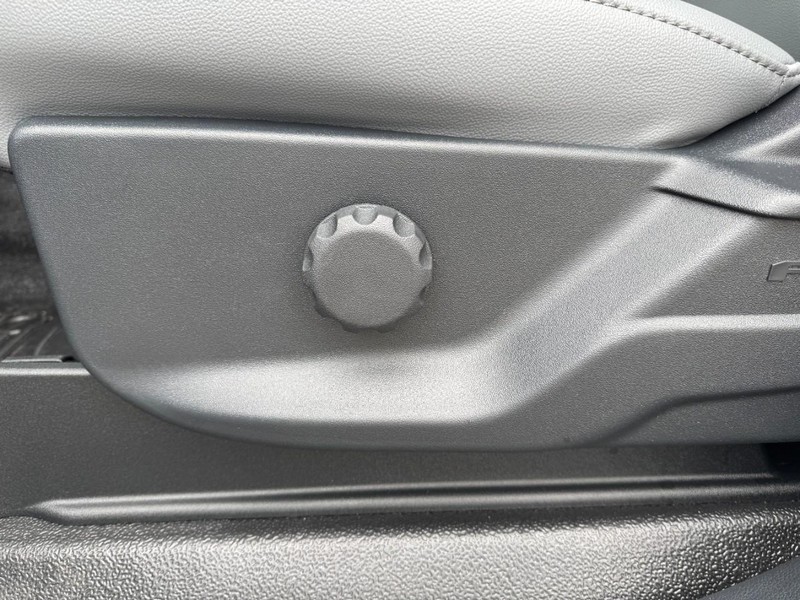 Ford Super Duty F-250 SRW Vehicle Full-screen Gallery Image 13