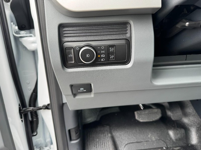 Ford Super Duty F-250 SRW Vehicle Full-screen Gallery Image 14