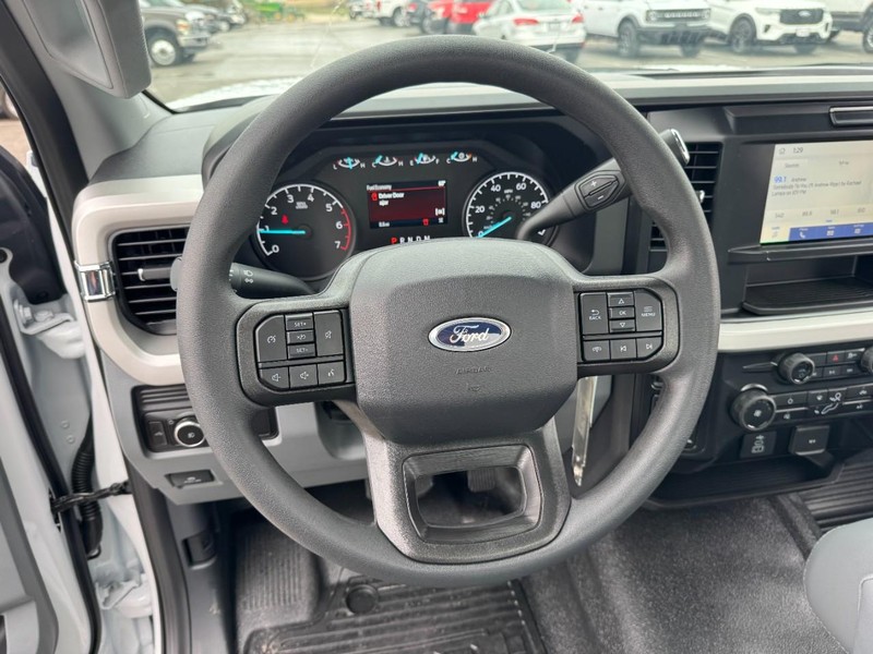 Ford Super Duty F-250 SRW Vehicle Full-screen Gallery Image 15