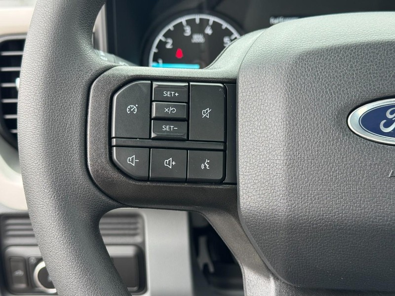 Ford Super Duty F-250 SRW Vehicle Full-screen Gallery Image 16