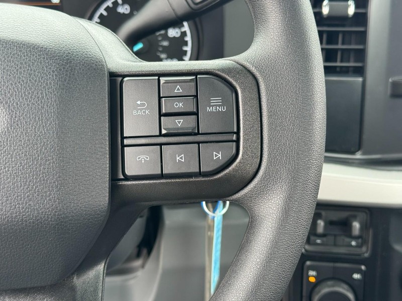 Ford Super Duty F-250 SRW Vehicle Full-screen Gallery Image 17