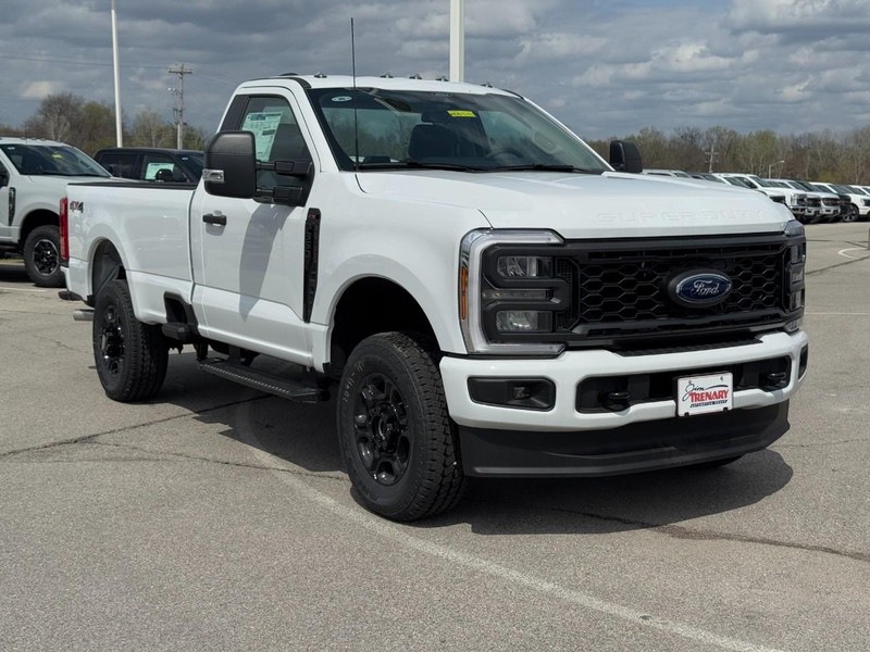 Ford Super Duty F-350 SRW Vehicle Full-screen Gallery Image 2