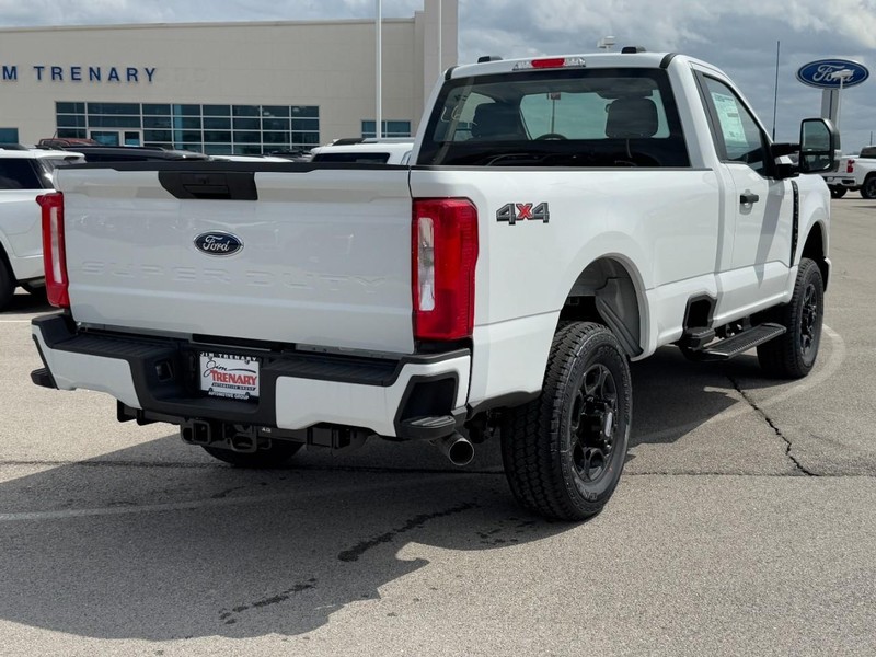 Ford Super Duty F-350 SRW Vehicle Full-screen Gallery Image 3