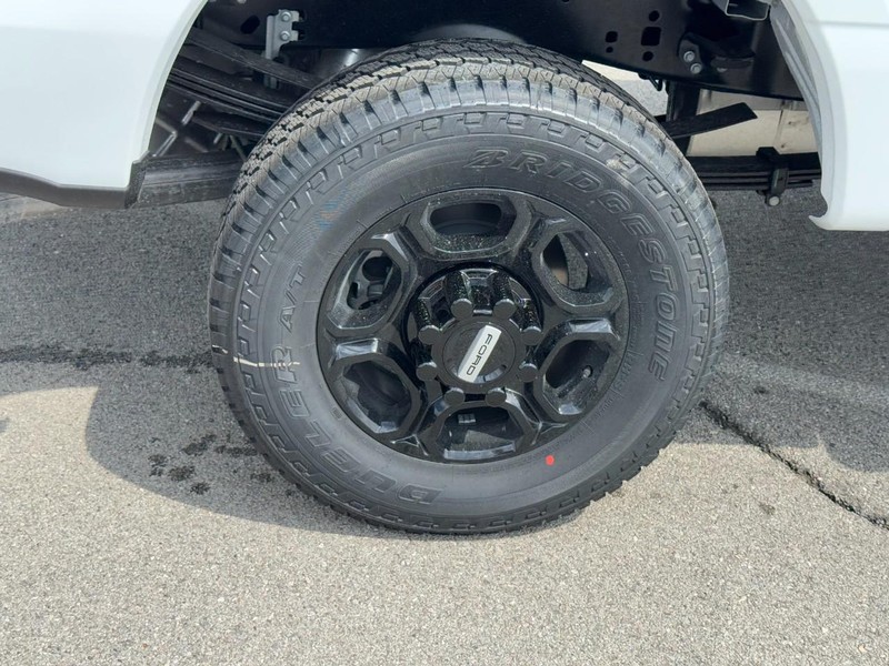 Ford Super Duty F-350 SRW Vehicle Full-screen Gallery Image 4