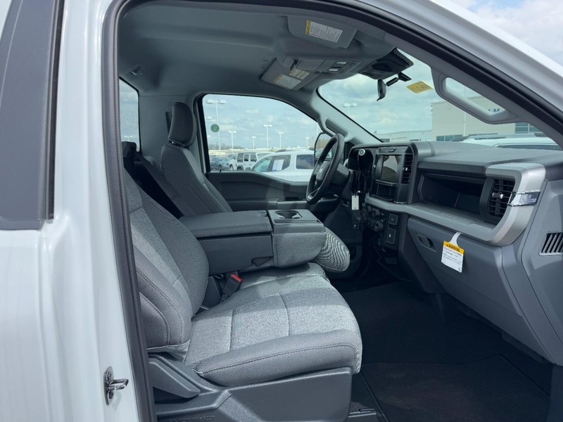 Ford Super Duty F-350 SRW Vehicle Full-screen Gallery Image 5