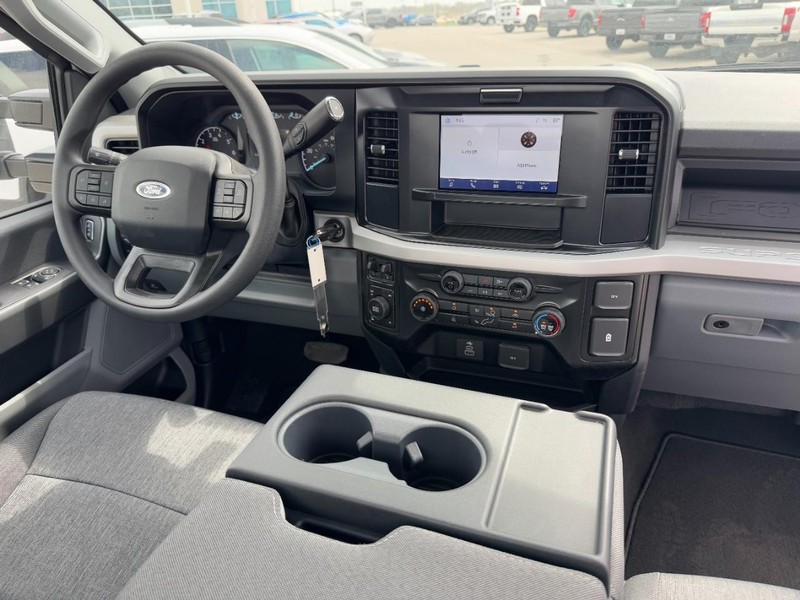 Ford Super Duty F-350 SRW Vehicle Full-screen Gallery Image 6