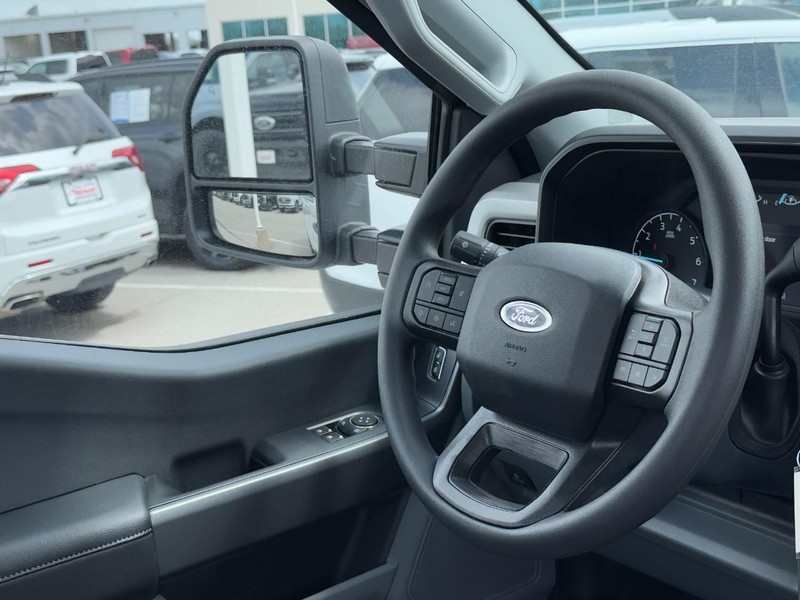 Ford Super Duty F-350 SRW Vehicle Full-screen Gallery Image 7