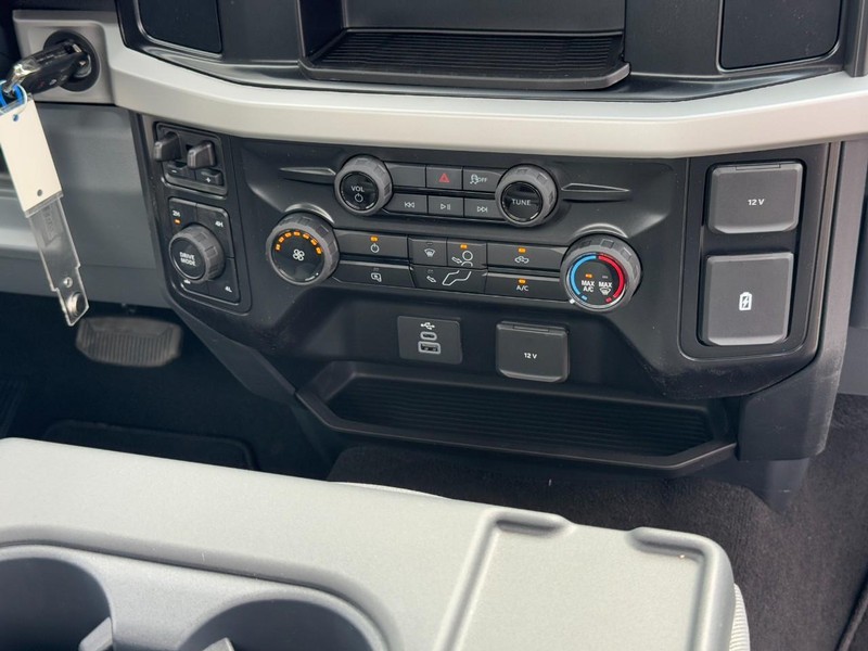 Ford Super Duty F-350 SRW Vehicle Full-screen Gallery Image 9