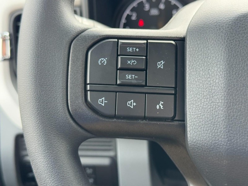 Ford Super Duty F-350 SRW Vehicle Full-screen Gallery Image 10