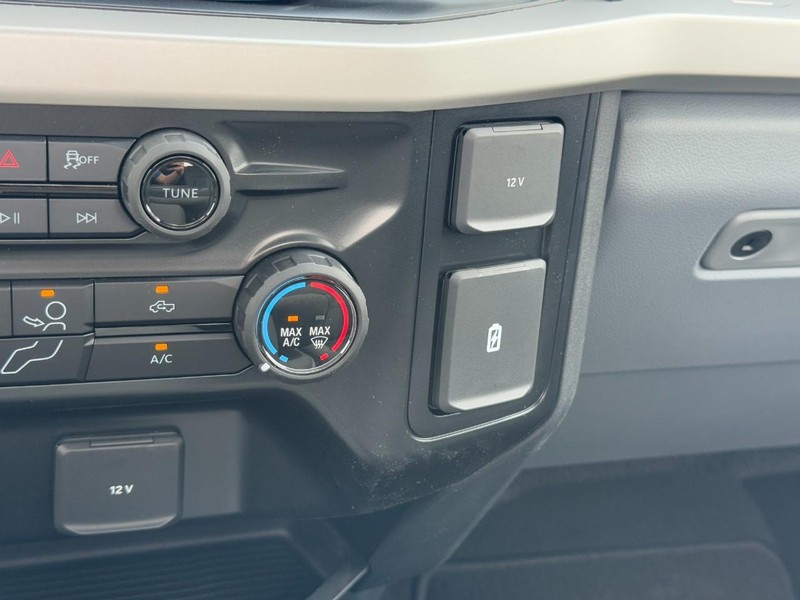 Ford Super Duty F-350 SRW Vehicle Full-screen Gallery Image 12